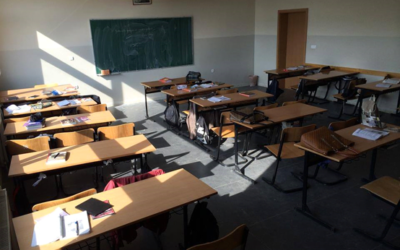 Një dhomë, një mësues, dy klasa…