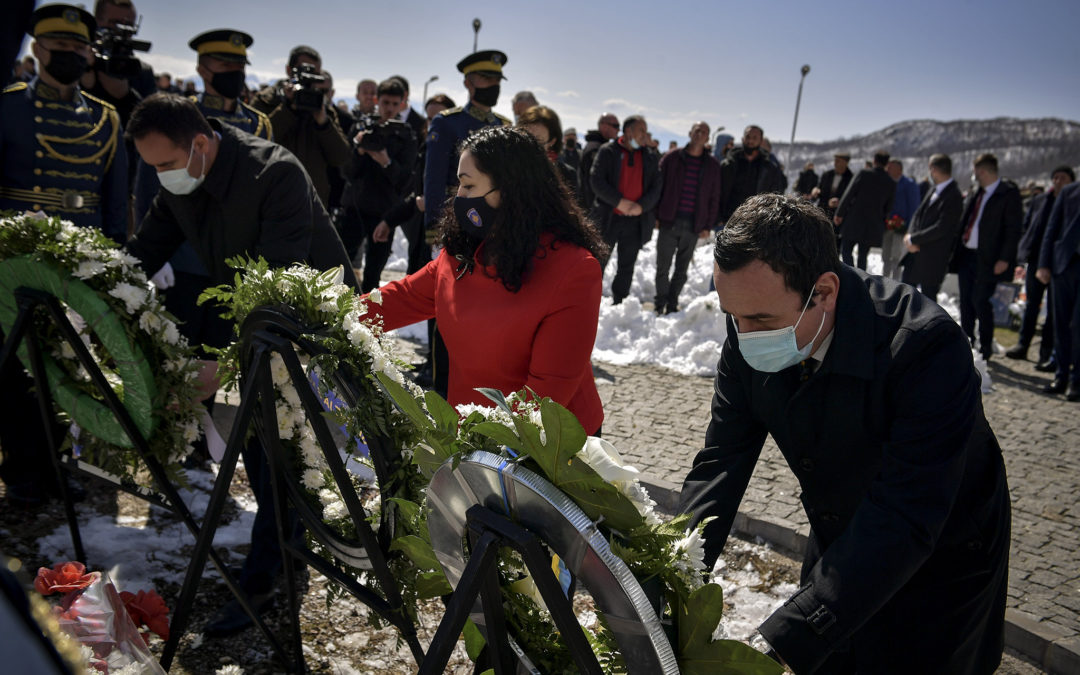 Kurti vuri kurora lulesh dhe bëri homazhe në varrezat e dëshmorëve në Koshare