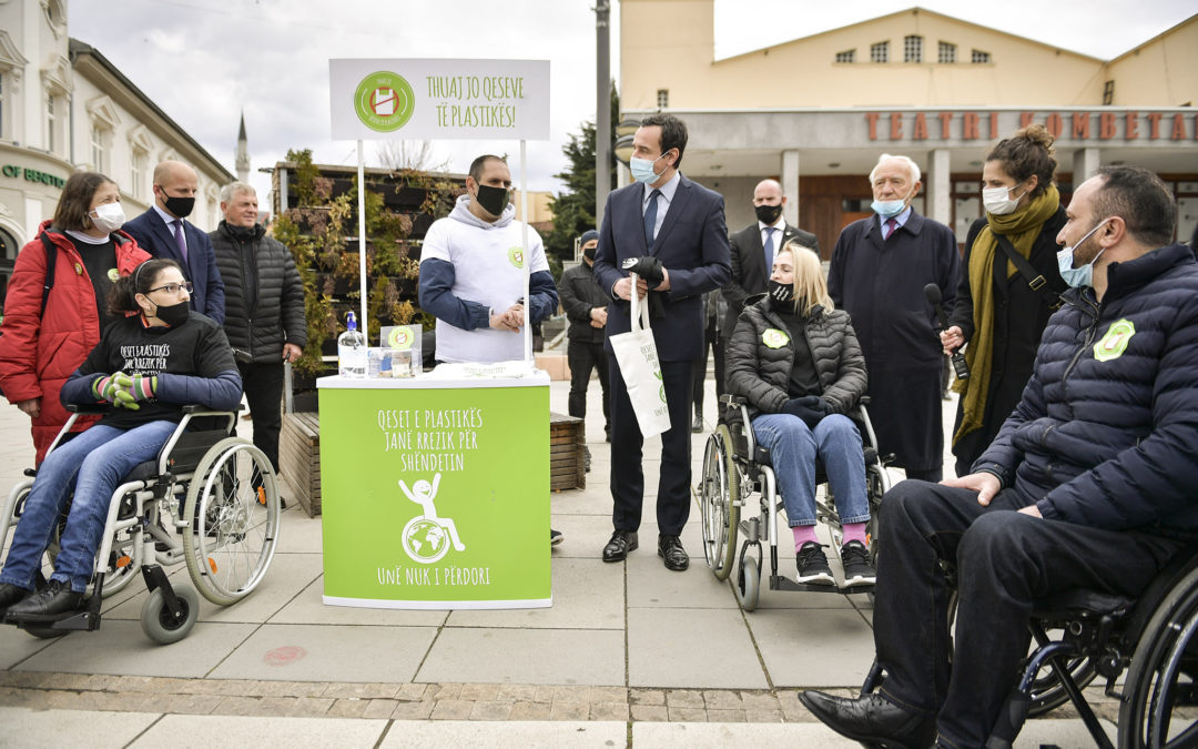 Kurti merr pjesë në fushatën “Thuaju jo qeseve të plastikës”, e organizuar nga Handikos