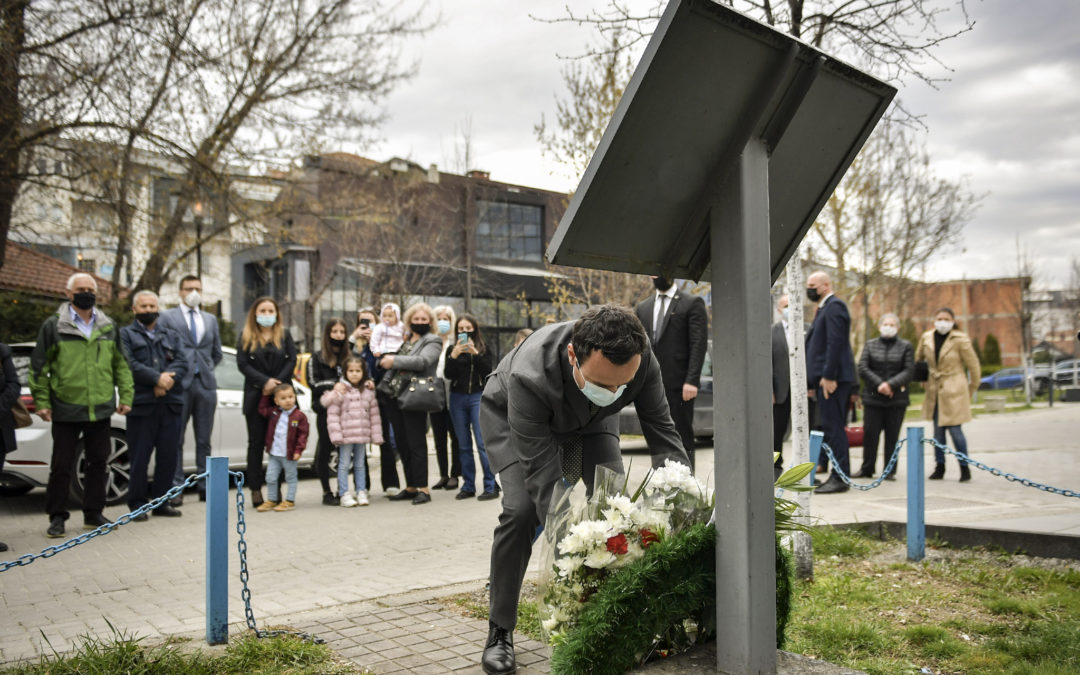 Kryeministri Kurti nderon dëshmorët Naser Hajrizi dhe Asllan Pireva