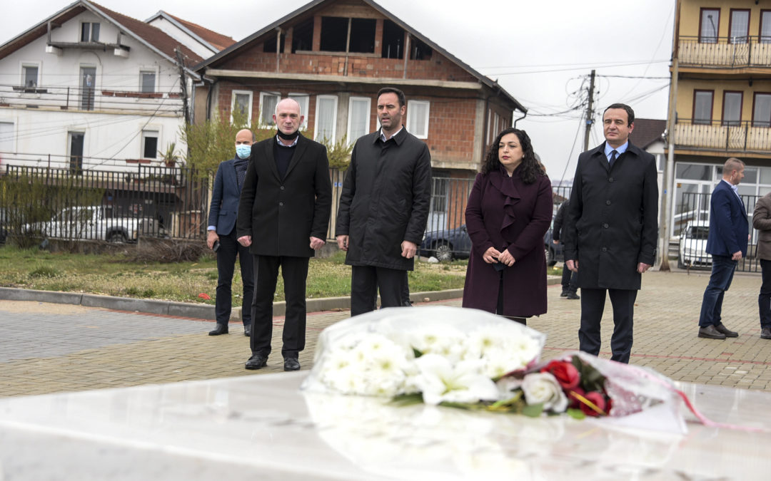 Kryeministri Kurti nderon dëshmorët e Prishtinës