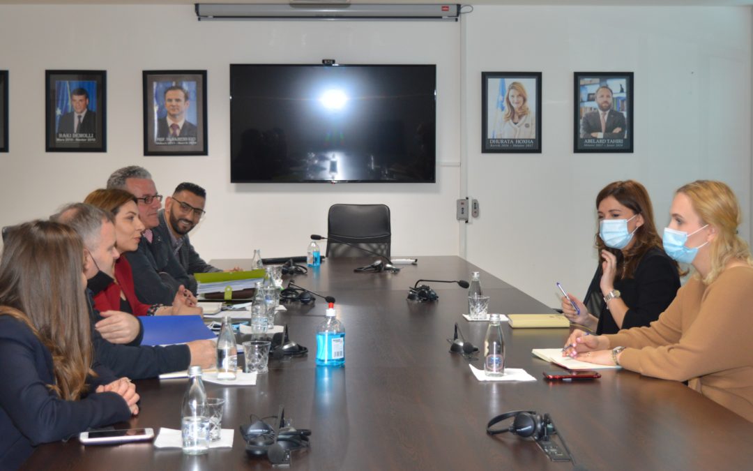 Ministrja Haxhiu e gatshme për të dëgjuar dhe respektuar zërin sindikal të punëtorëve