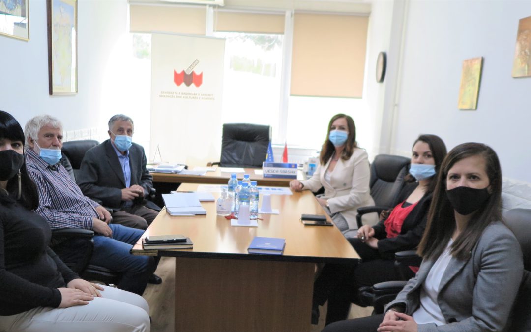 MASHTI: Të fillohet me vaksinimin e punëtorëve arsimor, varësisht nga arritja e vaksinave