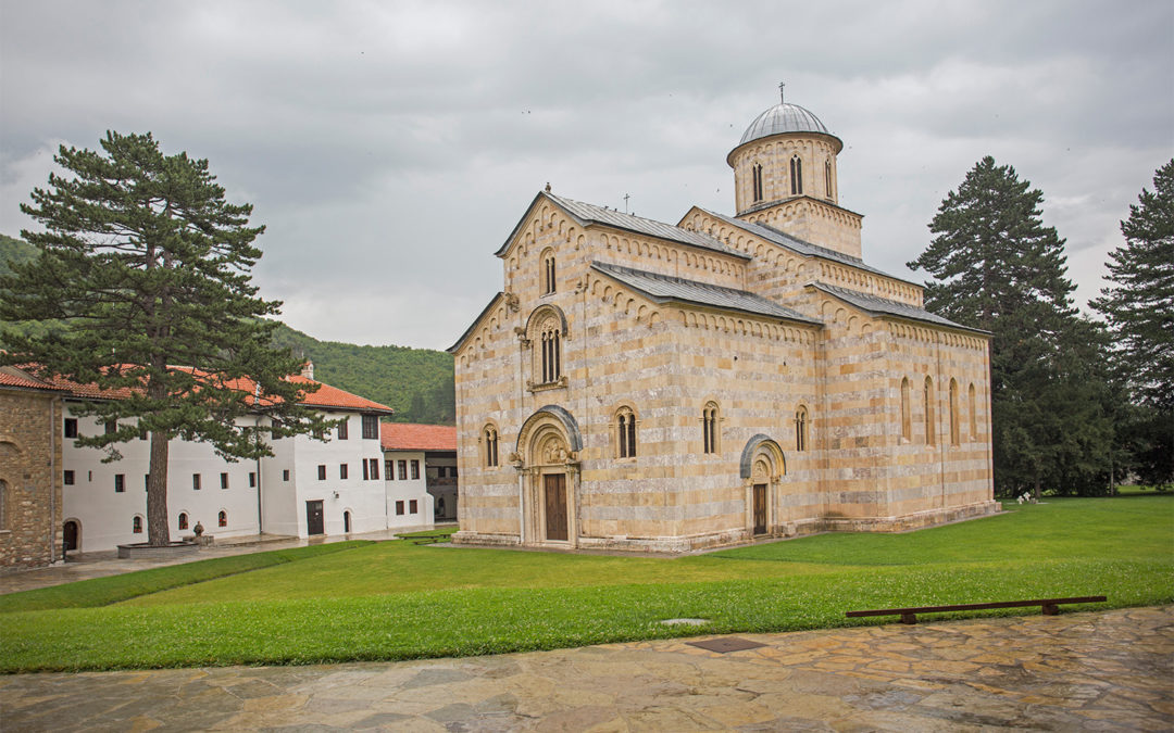 Shtetet e Quint-it: Institucionet kosovare nuk e kanë zbatuar regjistrimin e ligjshëm të tokës së Manastirit të Deçanit