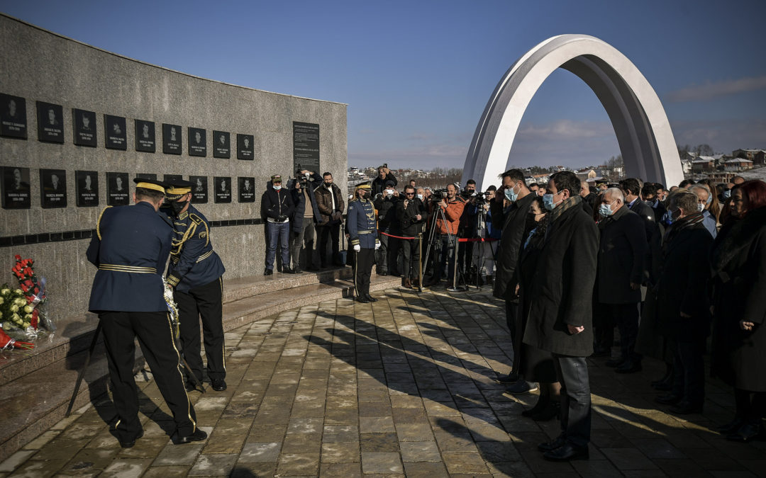 Kryeministri Kurti bëri homazhe në varreza për 23 vjetorin e Masakrës së Reçakut