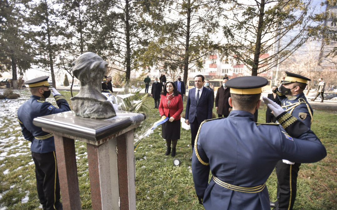 Kurti bëri homazhe te busti i Kadri Zekës, në 40 vjetorin e vrasjes së tij