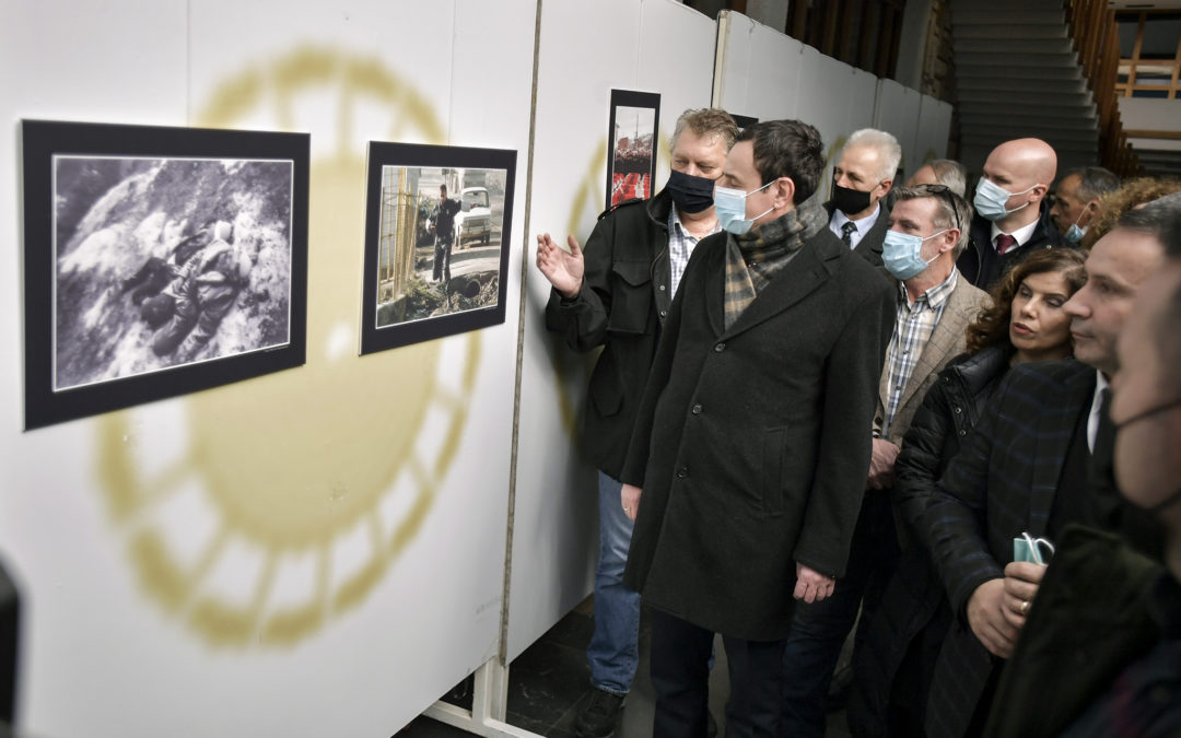 Kurti merr pjesë në hapjen e ekspozitës kolektive me fotografi të masakrës së Reçakut