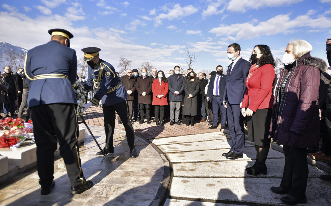 Kryeministri Kurti përkujton Jusuf e Bardhosh Gërvallën dhe Kadri Zekën, në 40 vjetorin e vrasjes