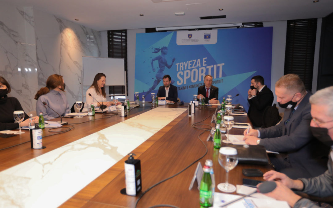 Në takimin “Tryeza e Sportit”, akterët e sportit diskutojnë për të ardhmen e sektorit