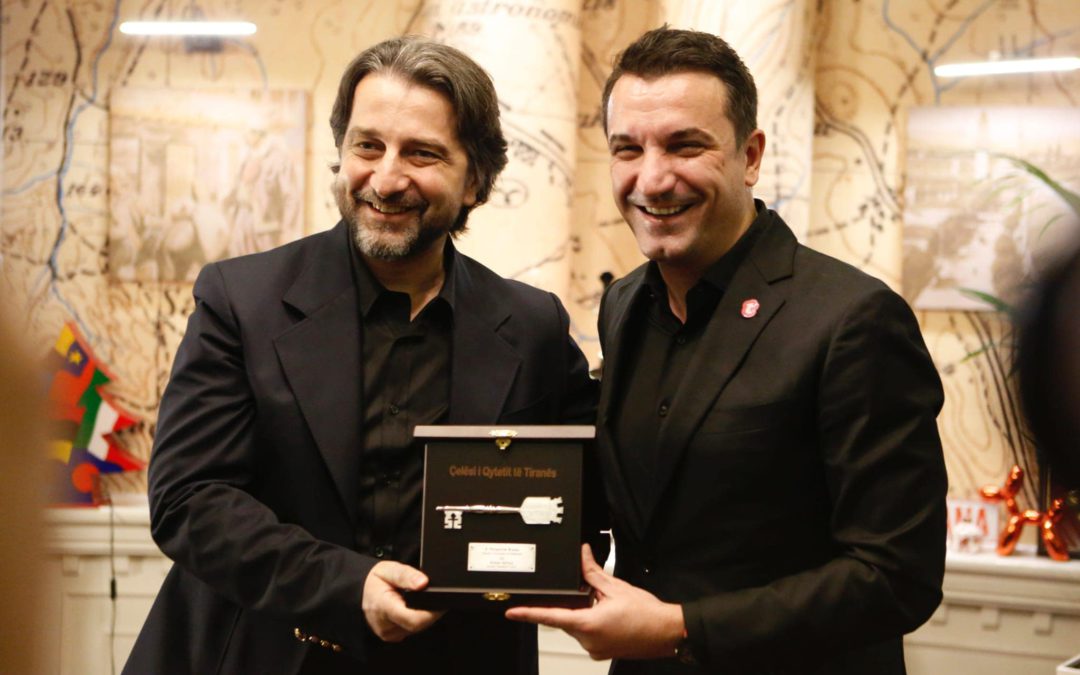 Rama pranon nga Veliaj “Çelësin e Qytetit” të Tiranës