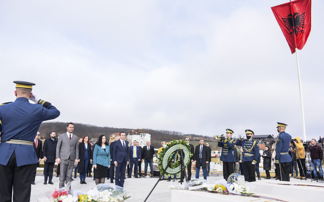 Homazhe në kompleksin “Adem Jashari”, te varret i ish-presidentit Rugova dhe veprimtarit Demaçi