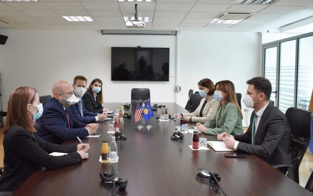 Haxhiu- Hovenier: Bashkëpunim me SHBA në drejtim të forcimit të rendit kushtetues e ligjor në Kosovë
