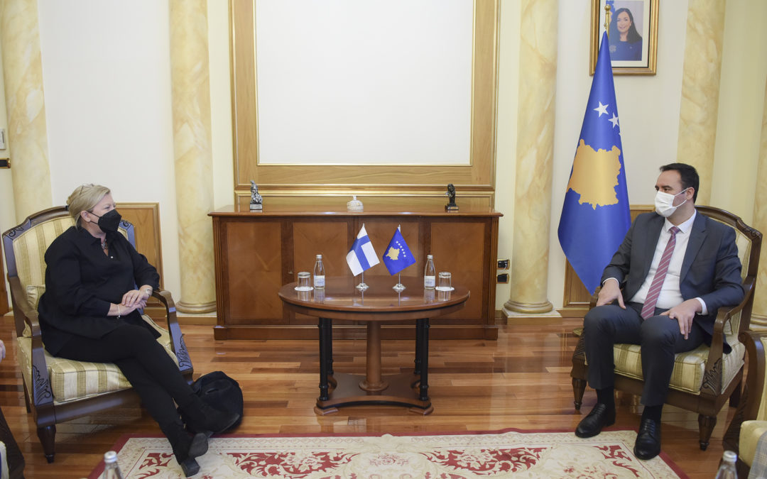 Konju​fca pret në takim lamtumirës ambasadoren finlandeze, Stjernvall