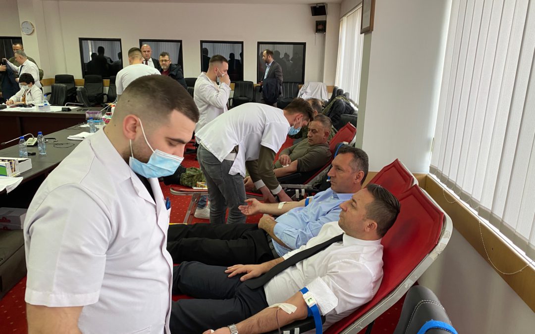 Në Ministrinë e Mbrojtjes dhe FSK filloi aksioni i dhurimit vullnetar të gjakut