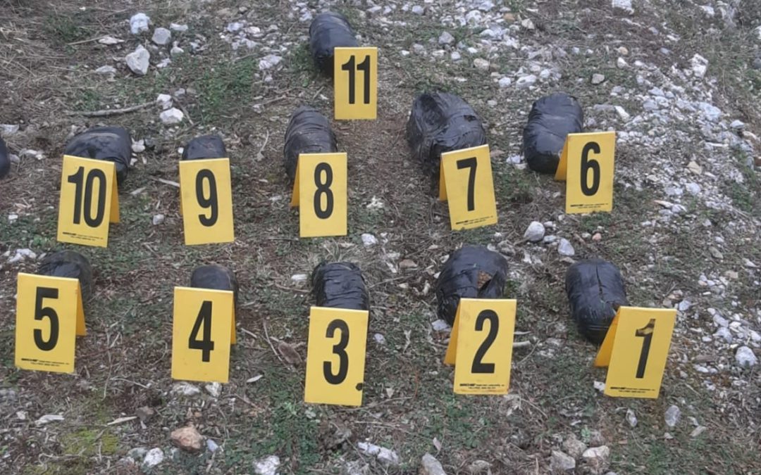 Policia Kufitare e Kosovës gjen mbi 6 kilogram drogë të fshehur nën gurë