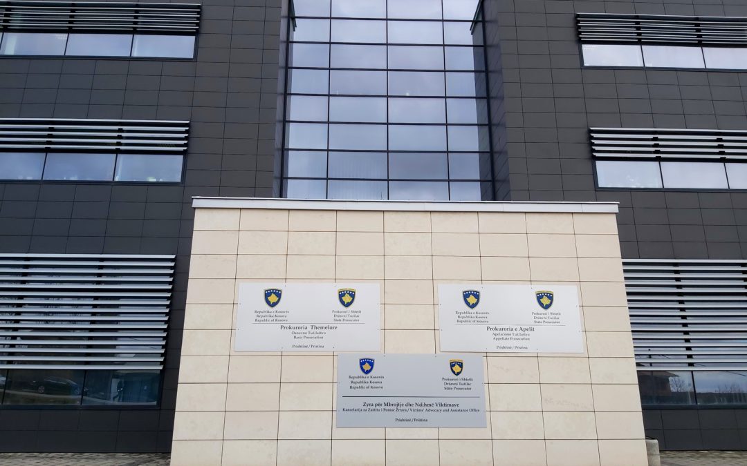Aktakuzë kundër dymbëdhjetë zyrtarëve policor dhe një qytetari