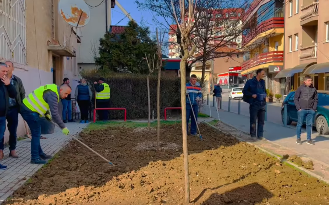 Komuna e Prishtinës ndërmerr aksion për lirimin e parkingjeve dhe hapësirave publike të gjelbëruara