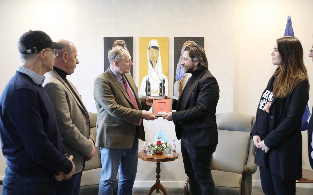 Rama në shenjë falënderimi dhe në emër të qytetit të Prishtinës i dhuron gazetarit Smith, “Hyjneshën në Fron”