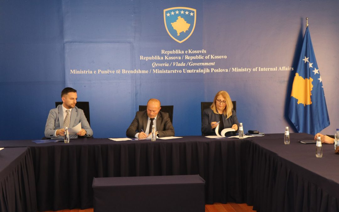 AME, TK, IPKO nënshkruajnë memorandum mirëkuptimi, ofrim i shërbimeve SMS në raste emergjente