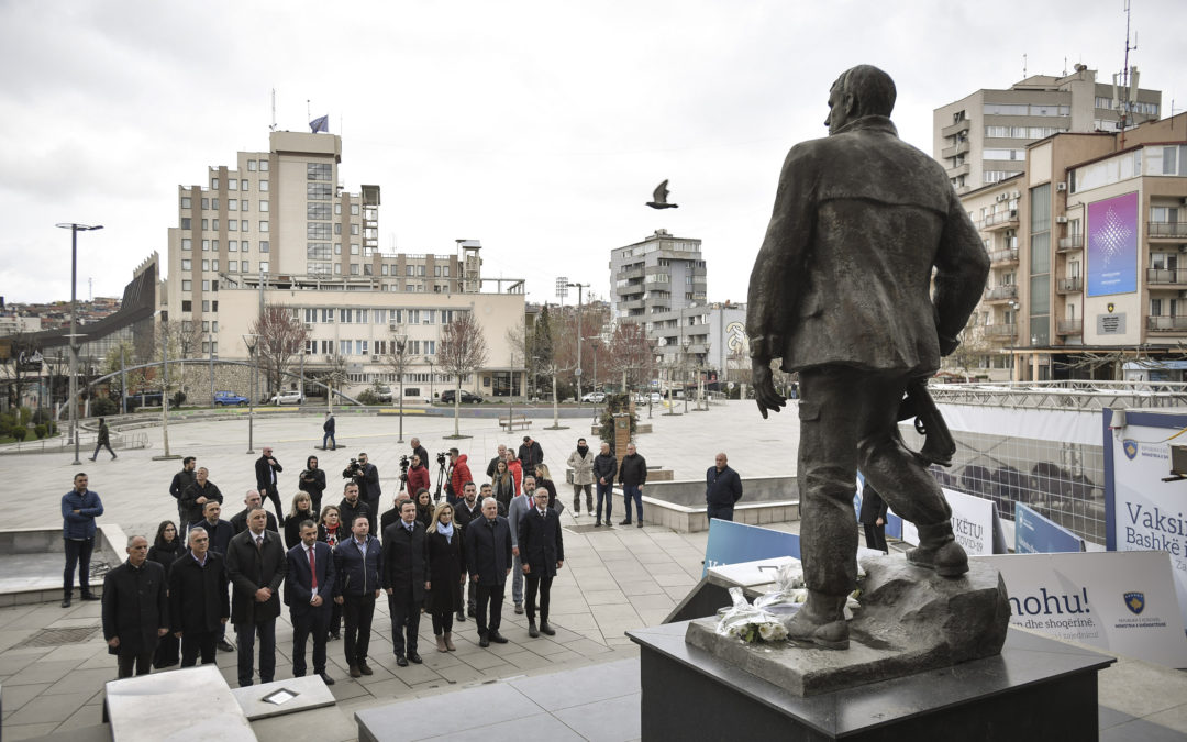 Kurti: Dëshmorët që u sakrifikuan, ju kemi borxh që të ardhmen ta bëjmë shumë më të mirë e më të ndritshme
