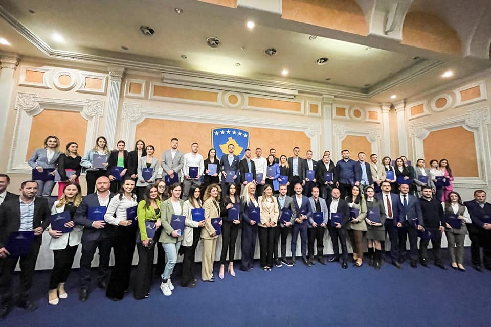 MD: Haxhiu ndan certifikatat për kandidatët të cilët kanë dhënë Provimin e Jurisprudencës