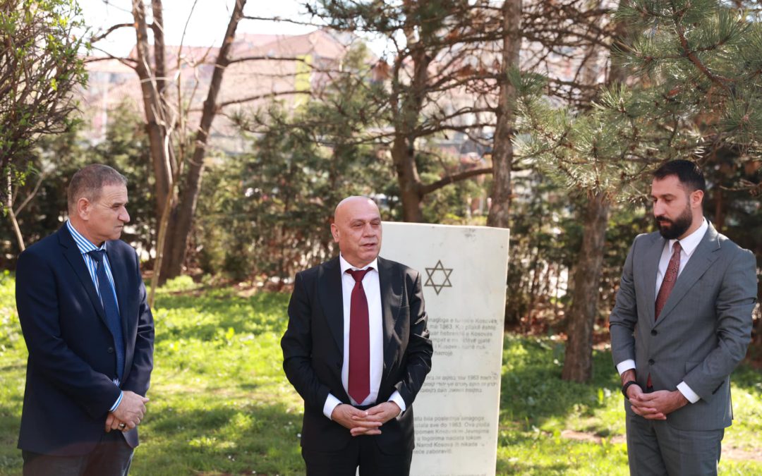 Krasniqi dhe Frej bën homazhe te Pllaka Përkujtimore e Hebrenjeve