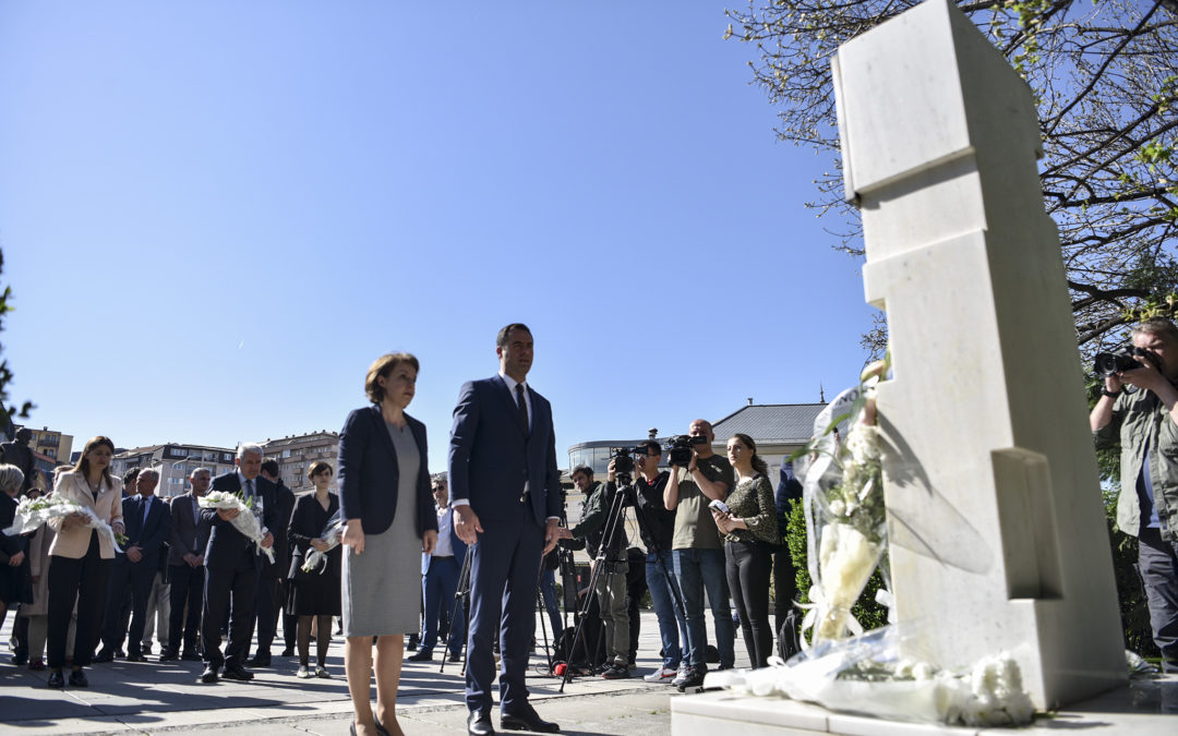 Konjufca vendosi​ lule te Obelisku i të Zhdukurve me Dhunë