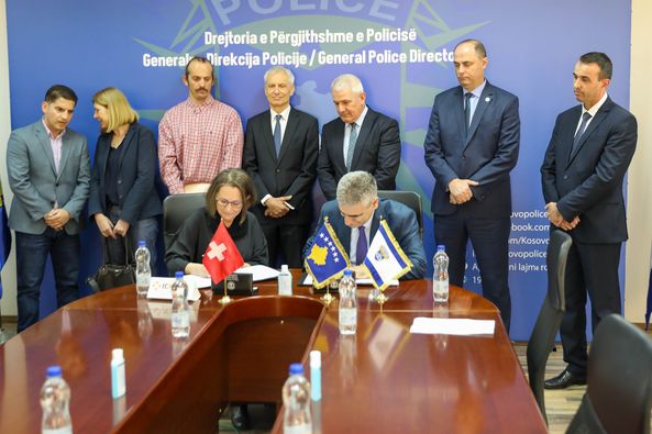 Policia e Kosovës pranon donacion me pajisje biometrike nga Ambasada e Zvicrës