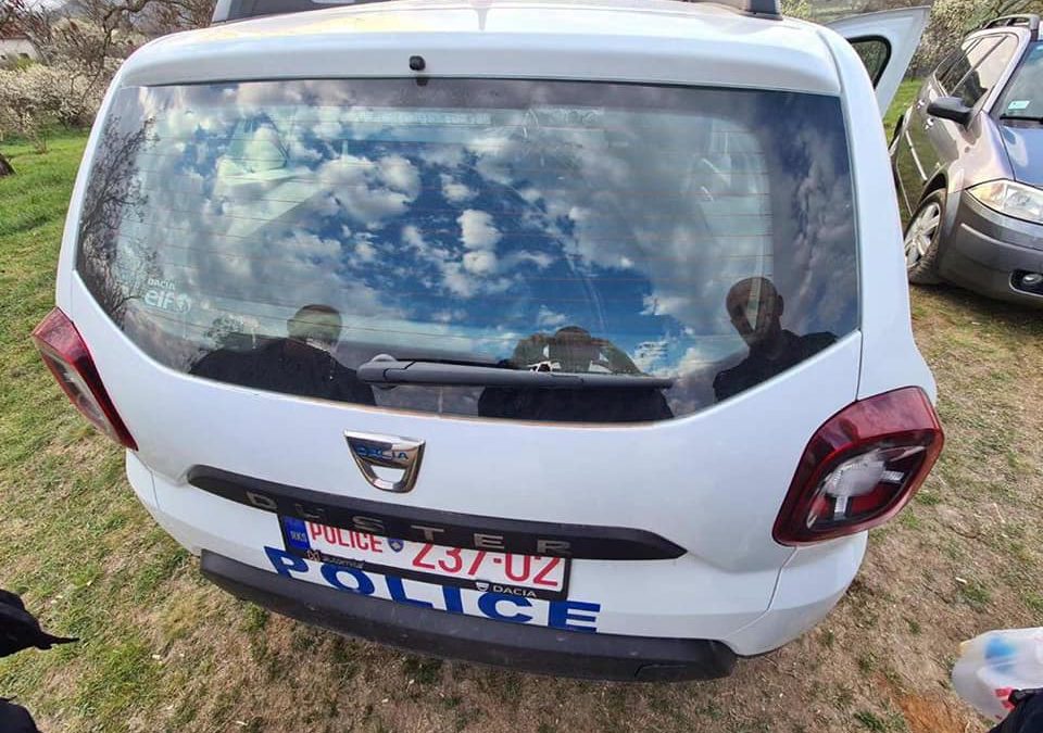 Vetura e policisë sulmohet me mjete shpërthyese, dyshohet të jenë mjete piroteknike