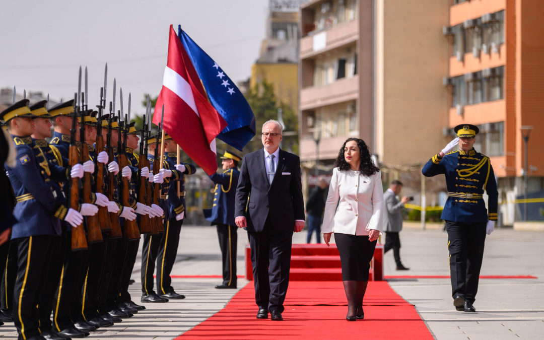 Presidentja Osmani pret presidentin e Letonisë, Levits me ceremoni shtetërore