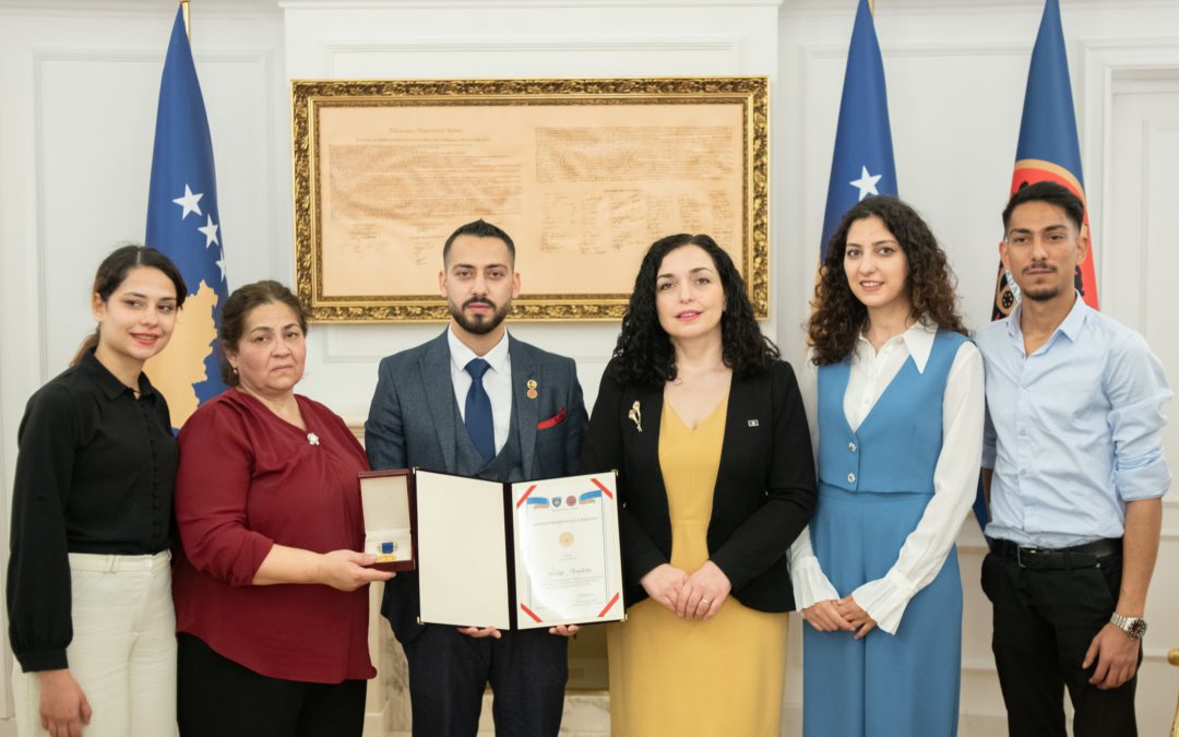 Presidentja Osmani dekoron me Medaljen Presidenciale të Meritave, dramaturgun Nexhip Menekshe