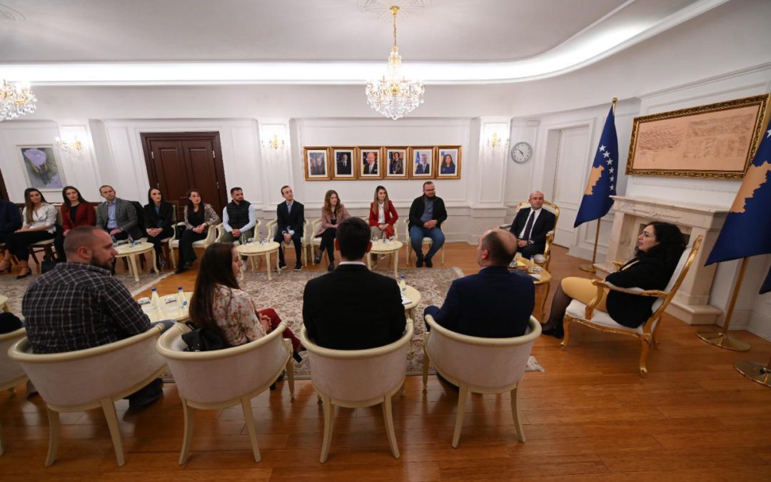 Osmani për nder të Ditës së Kushtetutës, pret studentët e Katedrës kushtetuese të UP-së