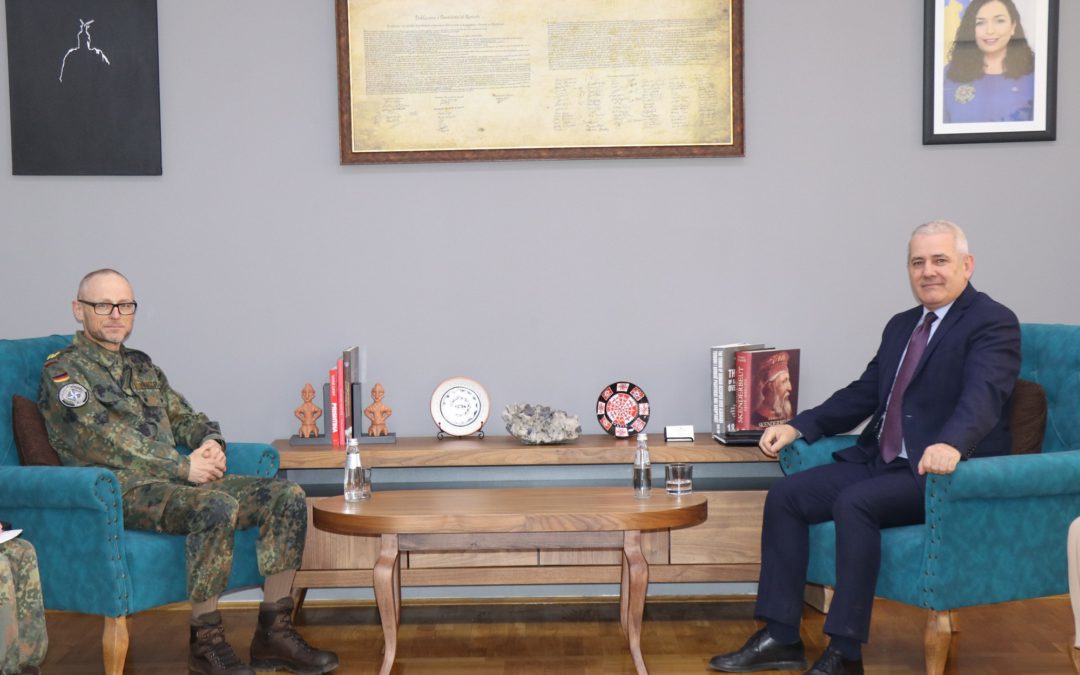 Sveçla pret në takim lamtumirës gjeneralin Rüter