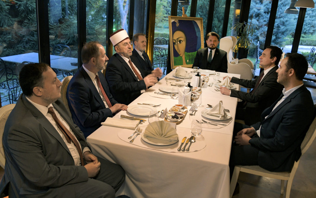 Kryeministri Kurti shtron iftar për kryetarin e Bashkësisë Islame të Kosovës, Tërnava