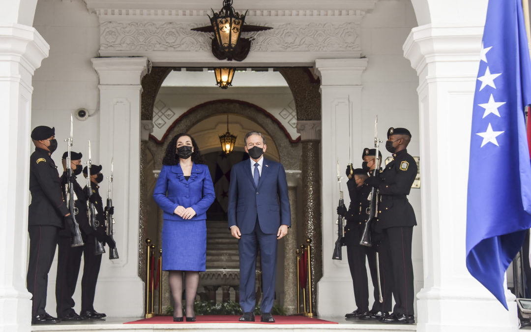 Presidentja Osmani u prit nga presidenti i Panamasë, Cortizo me nderime shtetërore