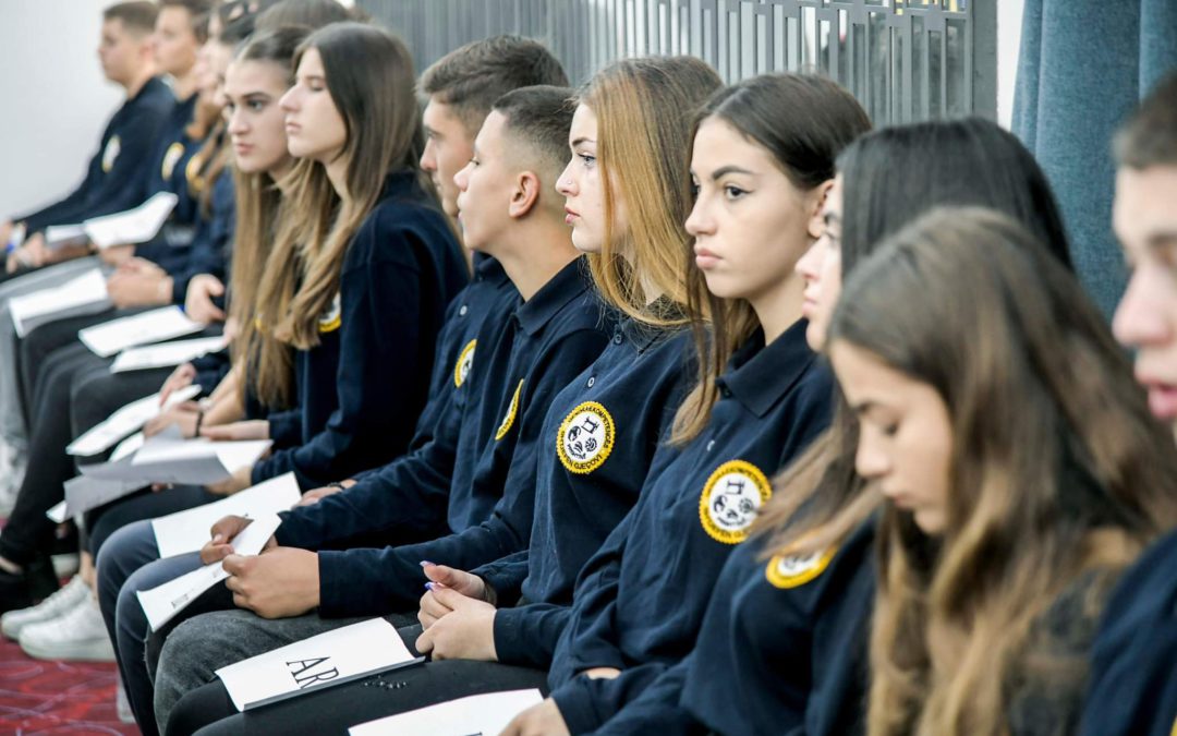 MAShTI: 25 nxënës të profilit të flokëtarisë nënshkruajnë kontrata me biznese për kryerjen e praktikës profesionale