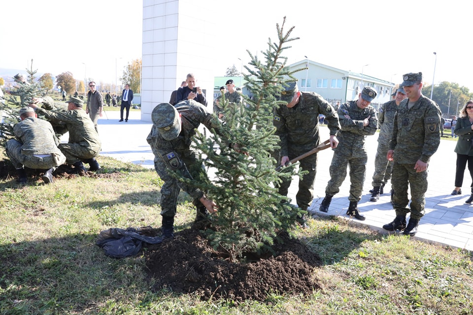 Në ambientet e Kazermës “Adem Jashari” mbjellen fidane në shenjë të heronjve dhe dëshmorëve të UÇK-së