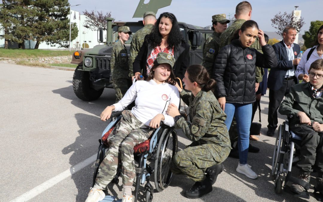 Mehaj: Fëmijët nga Shoqata “Handikos” vizitojnë ambientet e kazermës “Adem Jashari” në Prishtinë