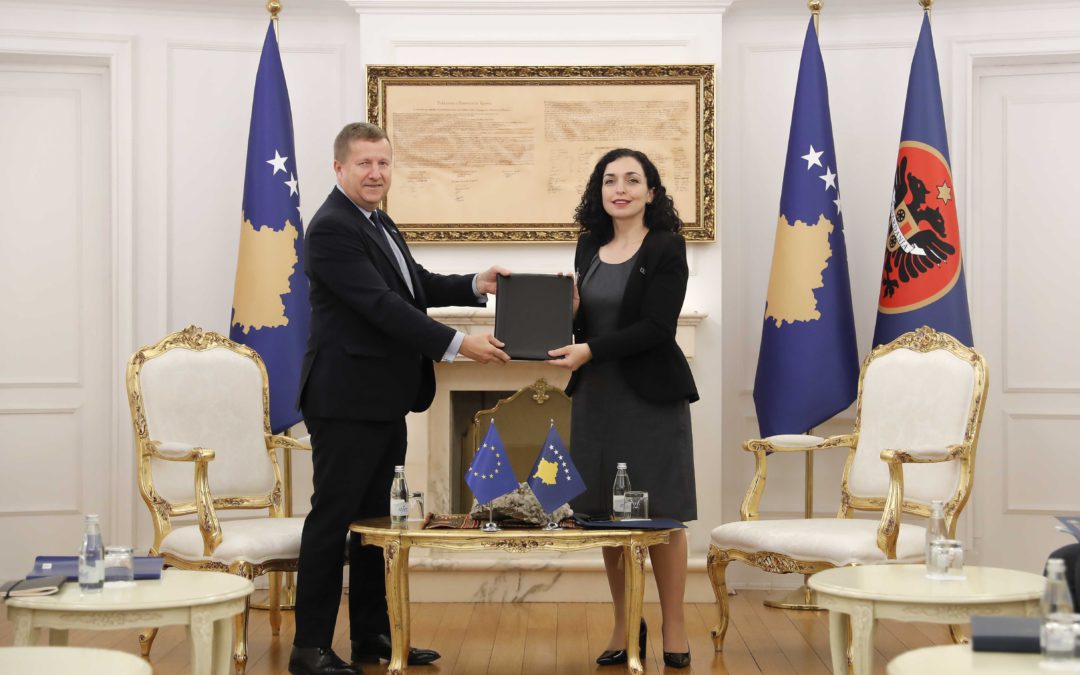 Presidentja Osmani pranon raportin e Komisionit Evropian për Kosovën për vitin 2022 nga ambasadori Szunyog