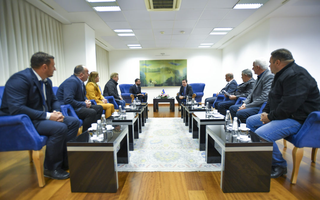 Kurti në takim përfaqësues të institucioneve lokale nga Mitrovica e Veriut, Zveçani dhe Zubin Potoku