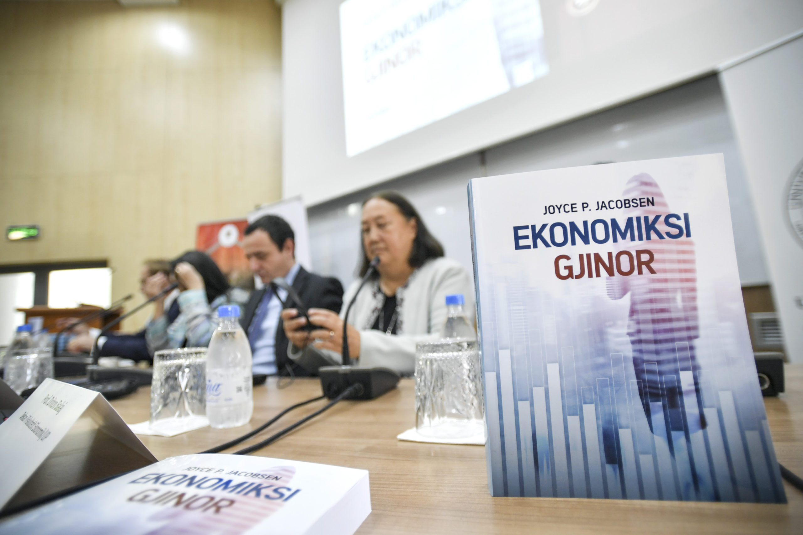 Albin Kurti-publikimin e librit të përkthyer në gjuhën shqipe “Ekonomiksi Gjinor” të autores Joyce P. Jacobsen,