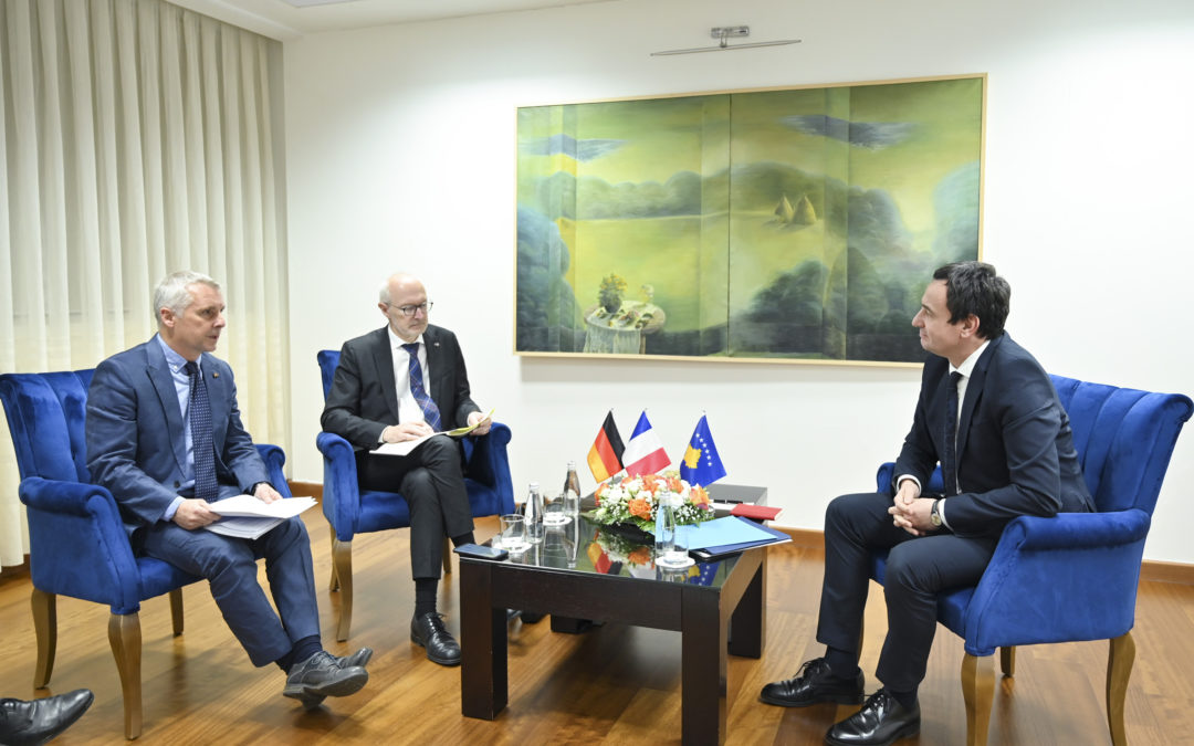 Kurti takohet me ambasadorët e Francës dhe Gjermanisë në Kosovë