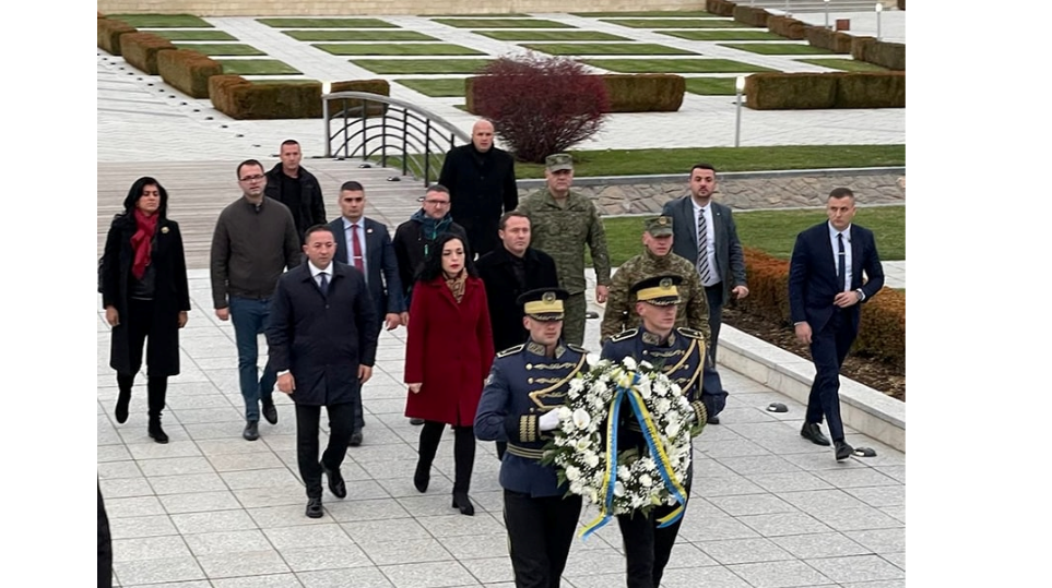 Mehaj me presidenten Osmani dhe komandantin e FSK-së, bën nderime tek varrezat në kompleksin memorial në Prekaz