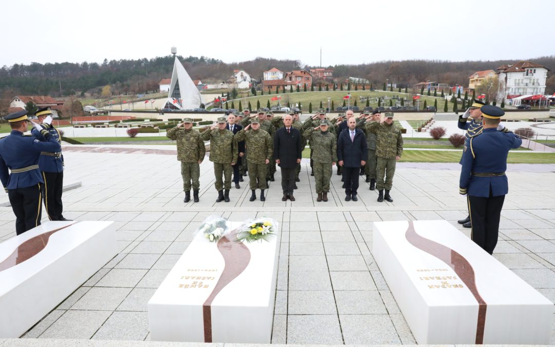 Delegacioni i lartë nga MM dhe FSK bën homazhe në kompleksin memorial në Prekaz