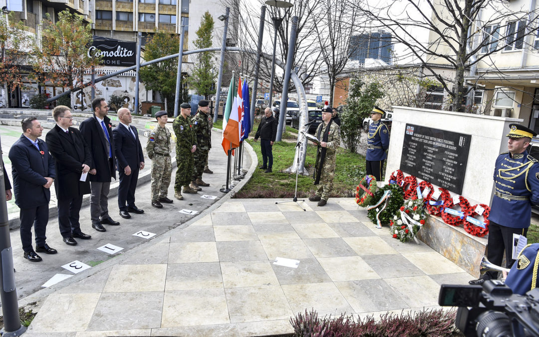 Konjufca nderon ushtarët e Mbretërisë së Bashkuar që humbën jetën në Kosovë