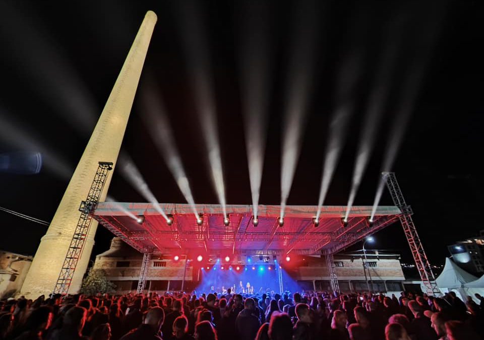 MKRS: Me një organizim të veçantë dhe koncert nga bendi Saz’iso, u mbyllën 100 ditët e Bienales Manifesta 14 Prishtina
