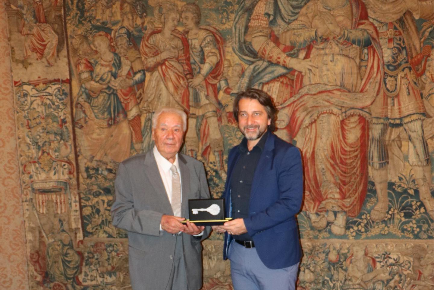 Perparim Rama dhuron çelësin e Prishtinës Andrija Mutnjaković, arkitektit të Bibliotekës Kombëtare të Kosovës “Pjetër Bogdani”