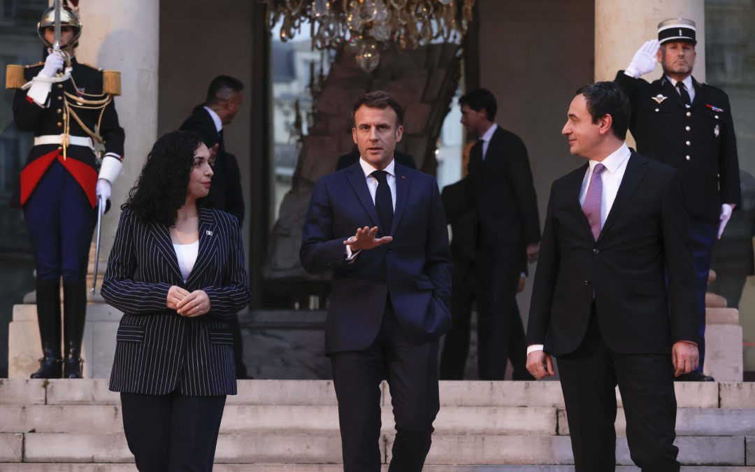 Osmani dhe Kurti u pritën në takim nga presidenti i Francës, Macron, diskutojnë për procesin e dialogut