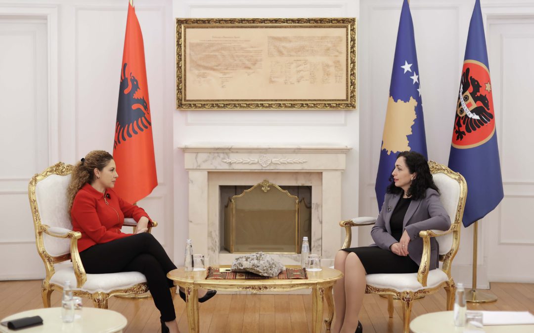 Presidentja Osmani pret ministren Xhaçka, diskutojnë forcimin e bashkëpunimit mes Kosovës dhe Shqipërisë