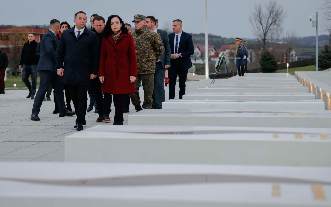 Presidentja Osmani: Adem Jashari hero i dinjitetit tonë, hyri njëherë në histori për të mbetur përherë